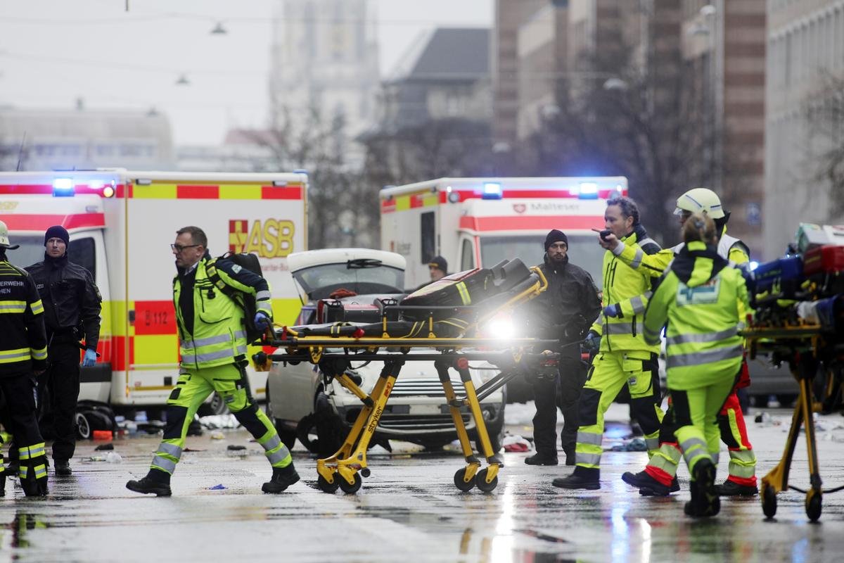 A car has hit a group of people in Munich, triggering a major police deployment