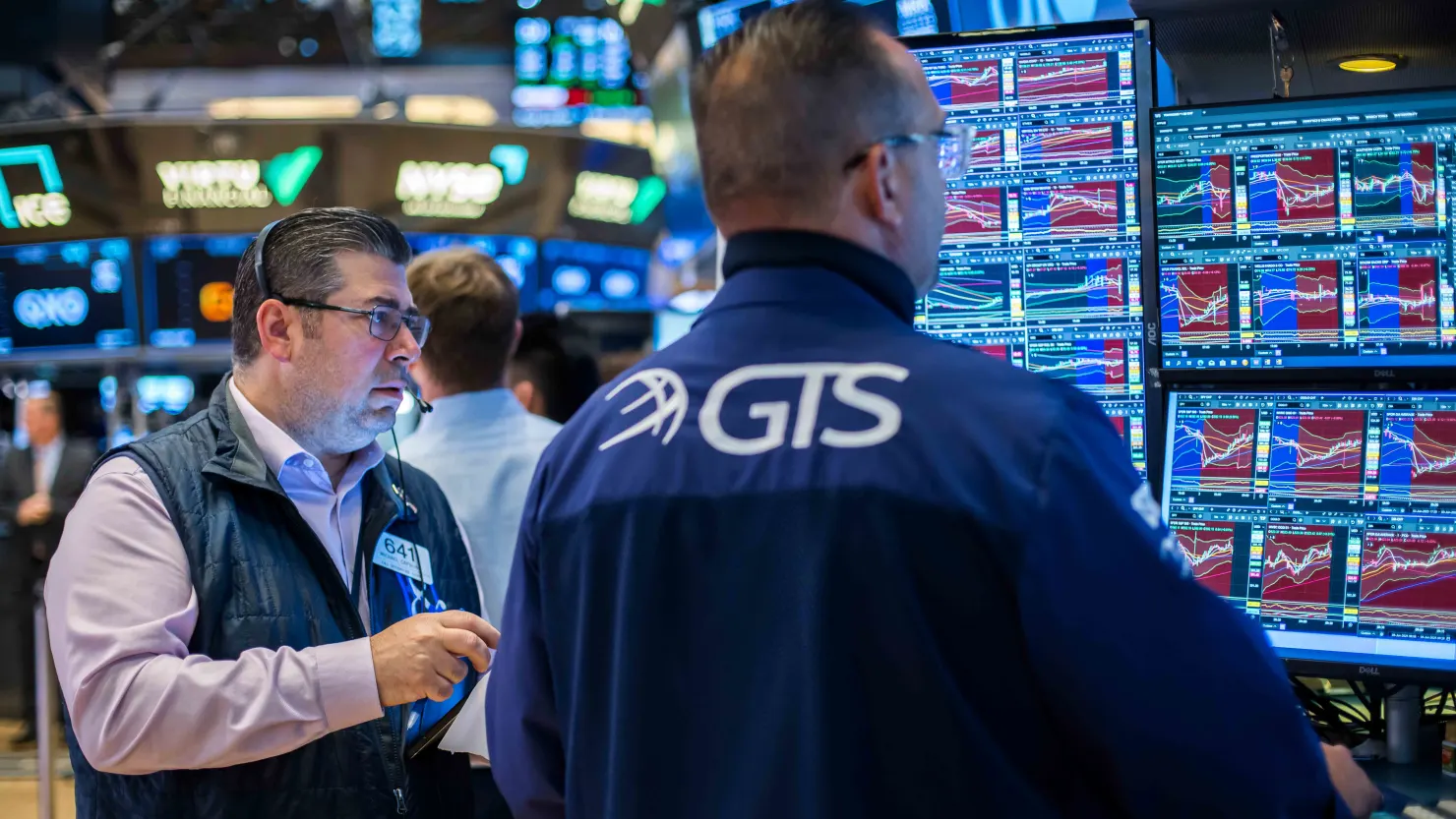 Wall Street Braces for Pivotal Fed Meeting as Investors Hunt for Game-Changing Rate Signals