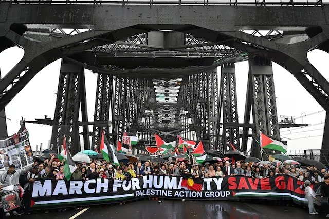 Tens of thousands rally across Sydney Harbour Bridge in solidarity with Palestinians