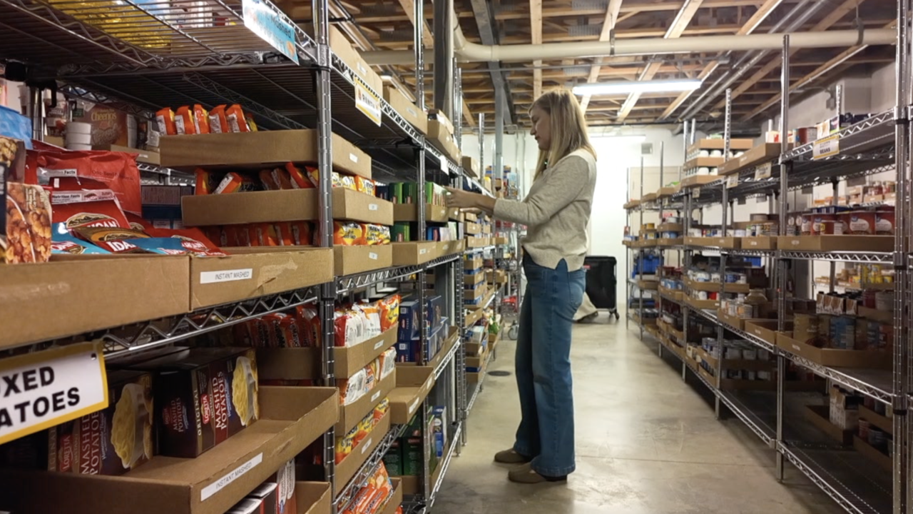 US food banks prepare for rising demand amid shutdown
