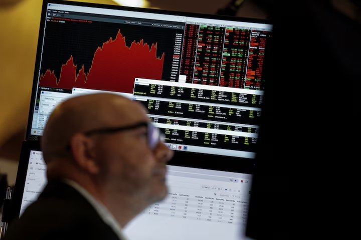 Wall Street ends the day divided as investors await the Nvidia report