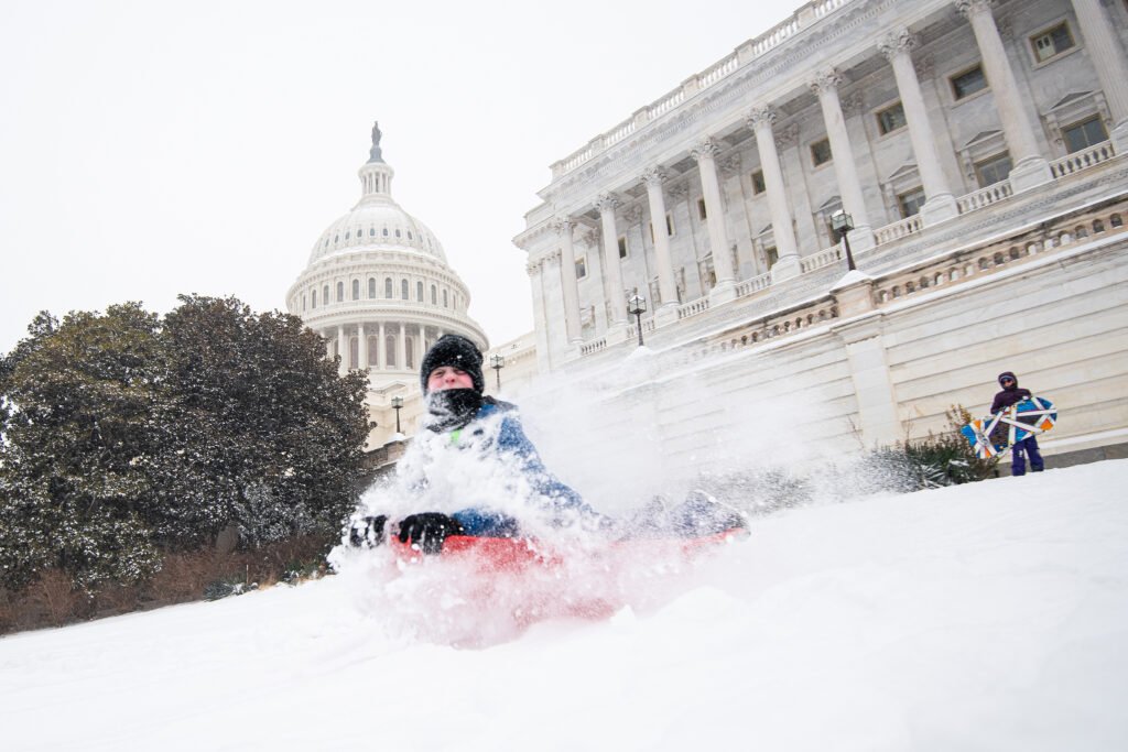 Severe winter weather disrupts US air travel, thousands of flights grounded