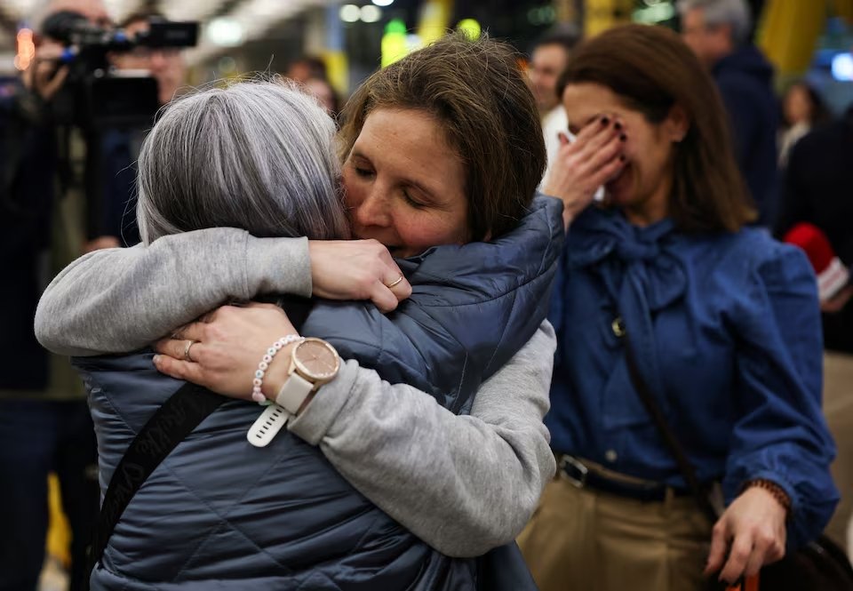 Global airline shares stabilize as emergency flights leave Gulf